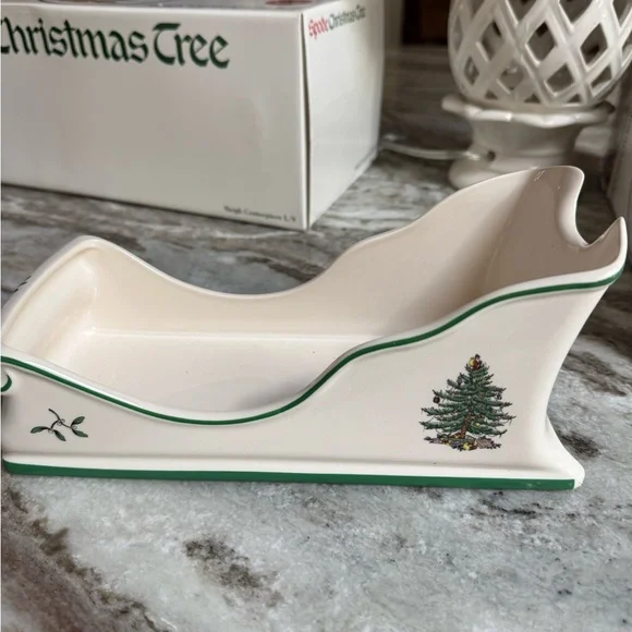 Spode Christmas Tree Sleigh Box with Red and Green Accents - Picture 3 of 5